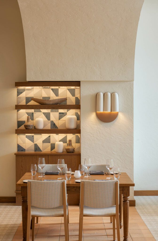 手戴石膏墙点头意大利传统技术