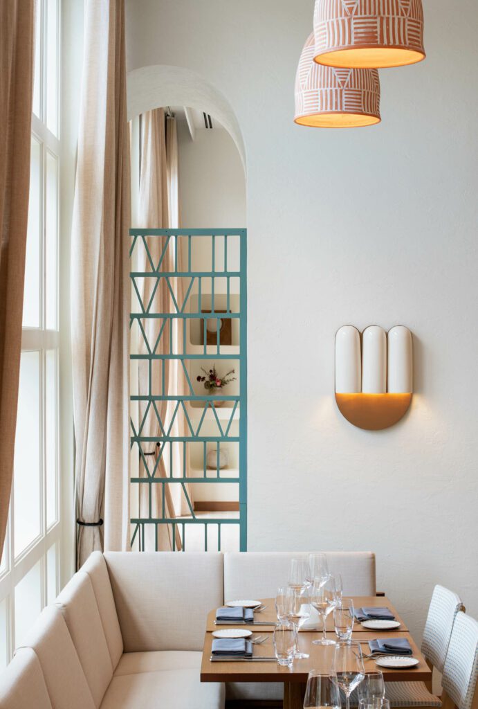 自定义金属屏幕为餐区设置多孔边界并配有自定义餐具和表