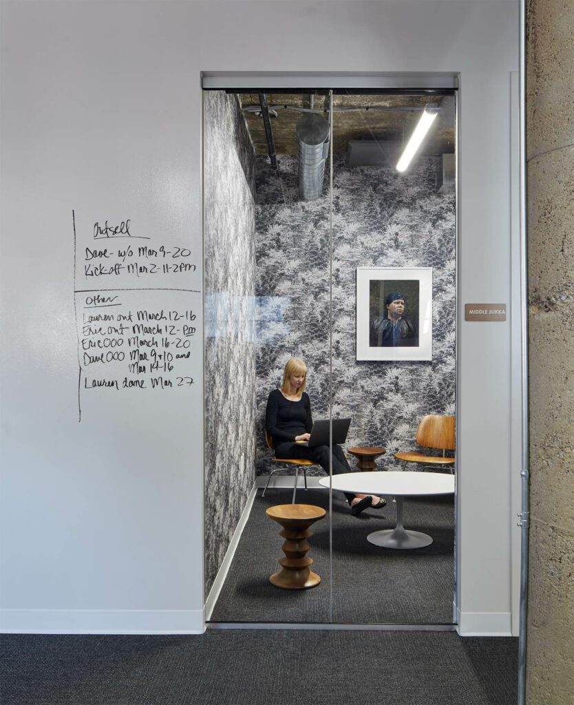 私人工作室提供Herman Miller座位和Knell表