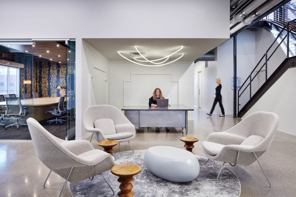 Luke LampCo线性定型灯光接收区附近带Knell表和轮椅的座位