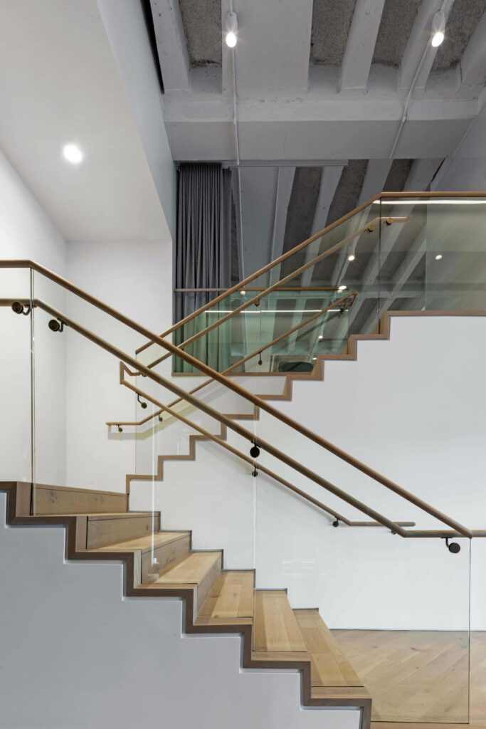 橡树楼梯通向梅扎宁