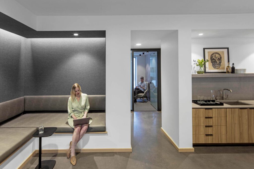 顶楼礼堂定制餐具装饰素食皮革