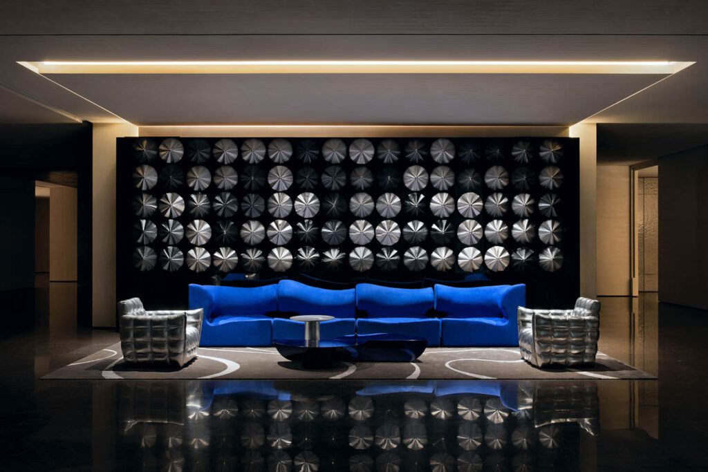 瓦夫蓝沙发对比未来银椅,体现技术、人与自然交错摄影:Sean