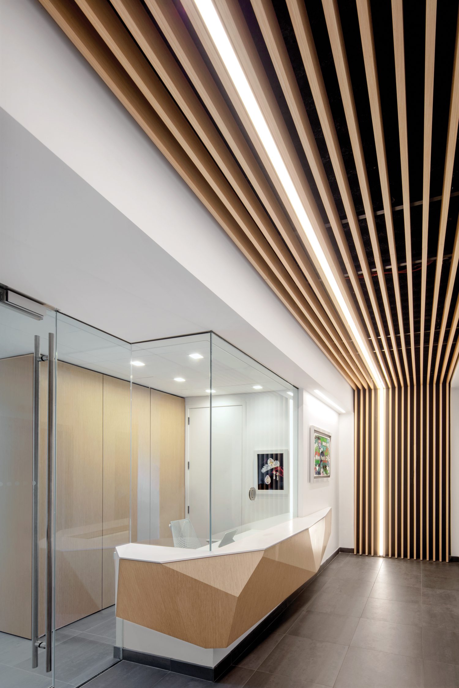 带LED条突出电梯大厅打包铝板和瓷板地板