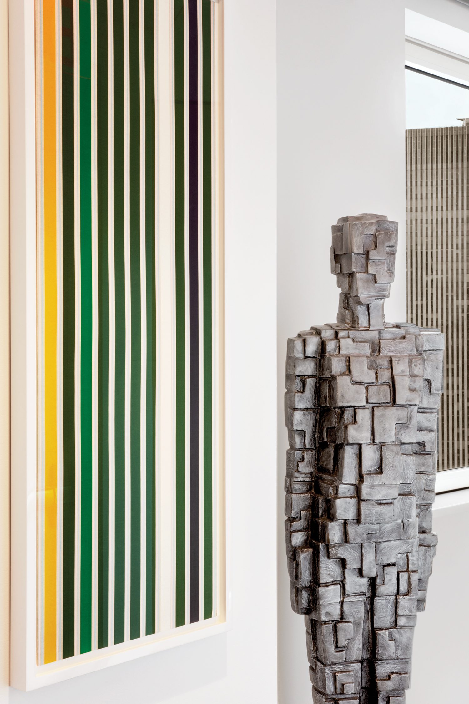 集合物中还包括Gene Davis和雕塑拼图人所印制的丝绸屏幕