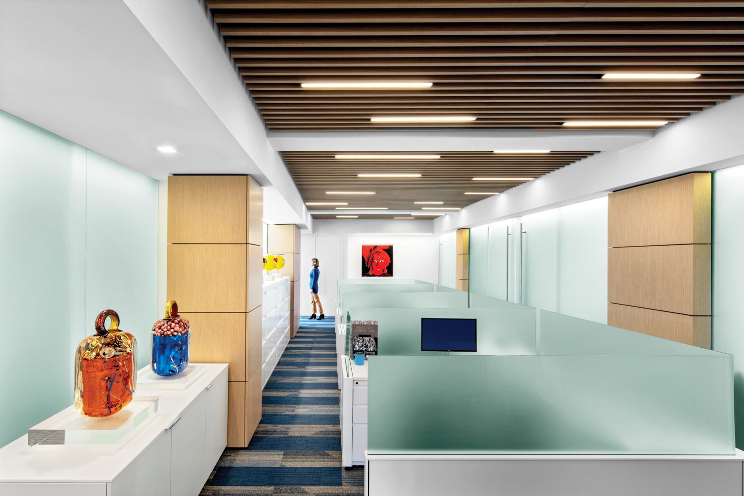 LEDs和lats继续开放工作区,由嵌入式玻璃板环绕私有办公楼