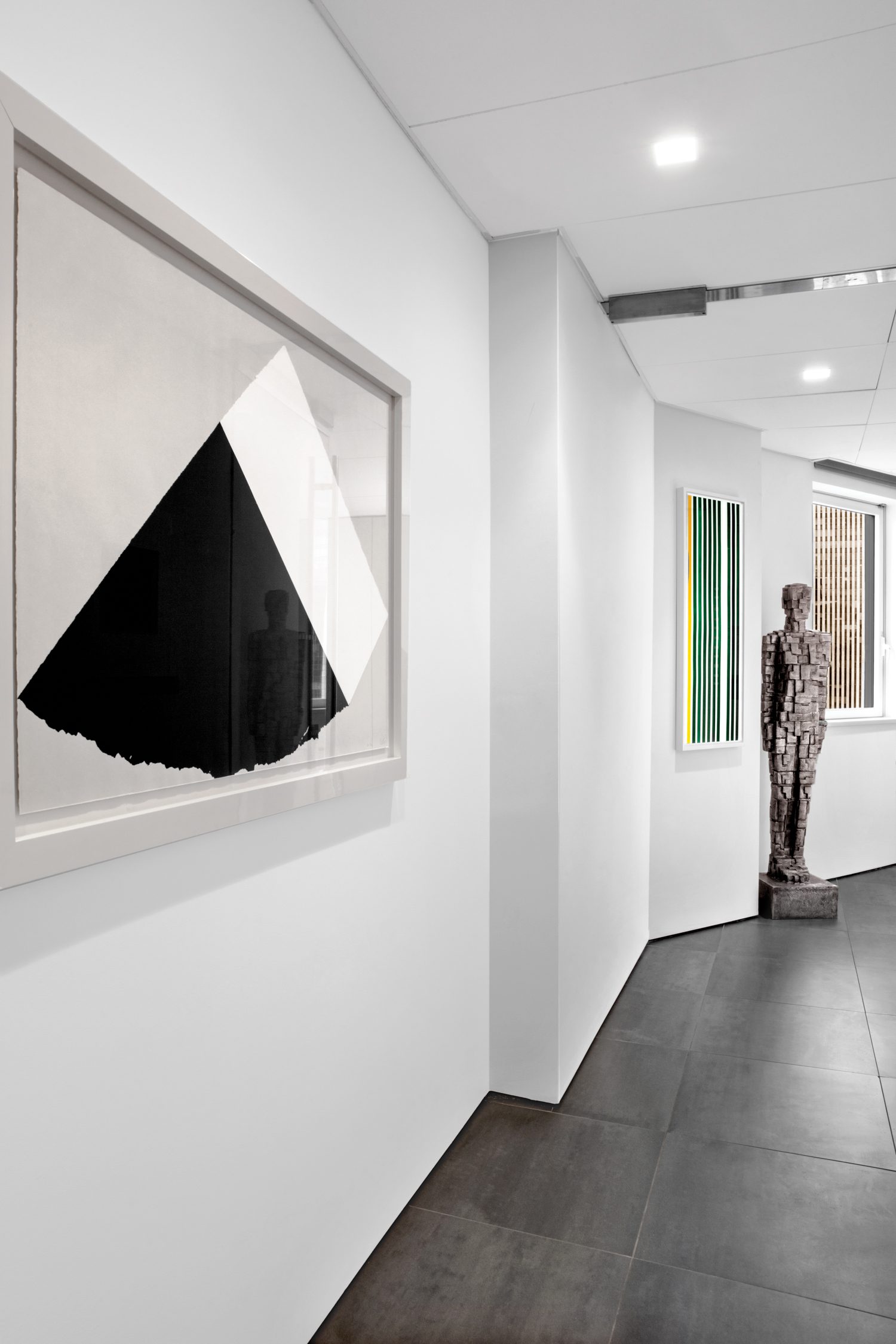 黑灰白屏幕打印和拼贴Ellsworth Kelly挂在走廊