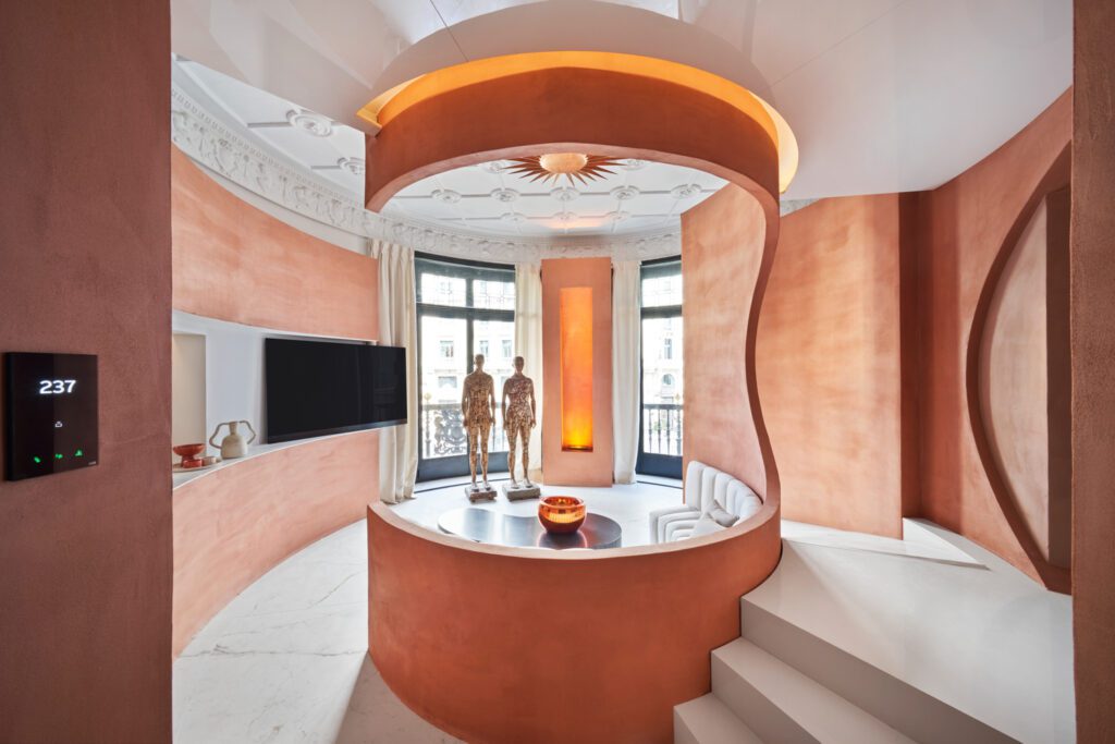 电子学、艺术作品和座次旋转中心核心