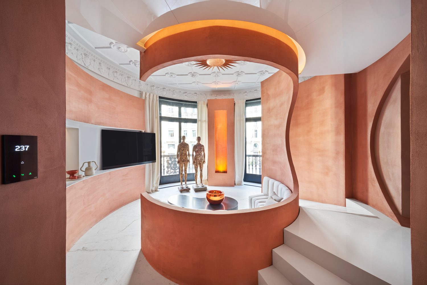 电子学、艺术作品和座次旋转中心核心