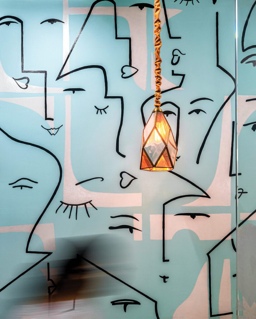 由白灯解决方案和丹麦Prakash壁画制作