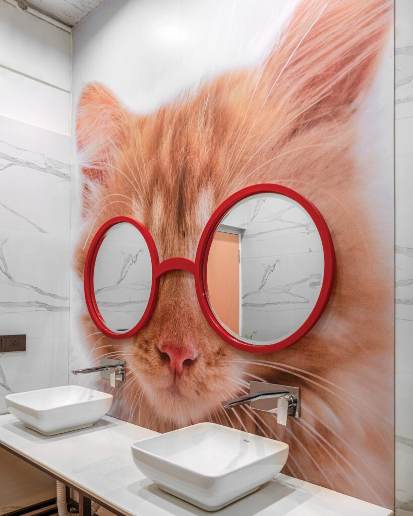 洗手间画木框镜像、摄影壁画机、Kerovit汇水机、Jaqar安装机和大理石柜台