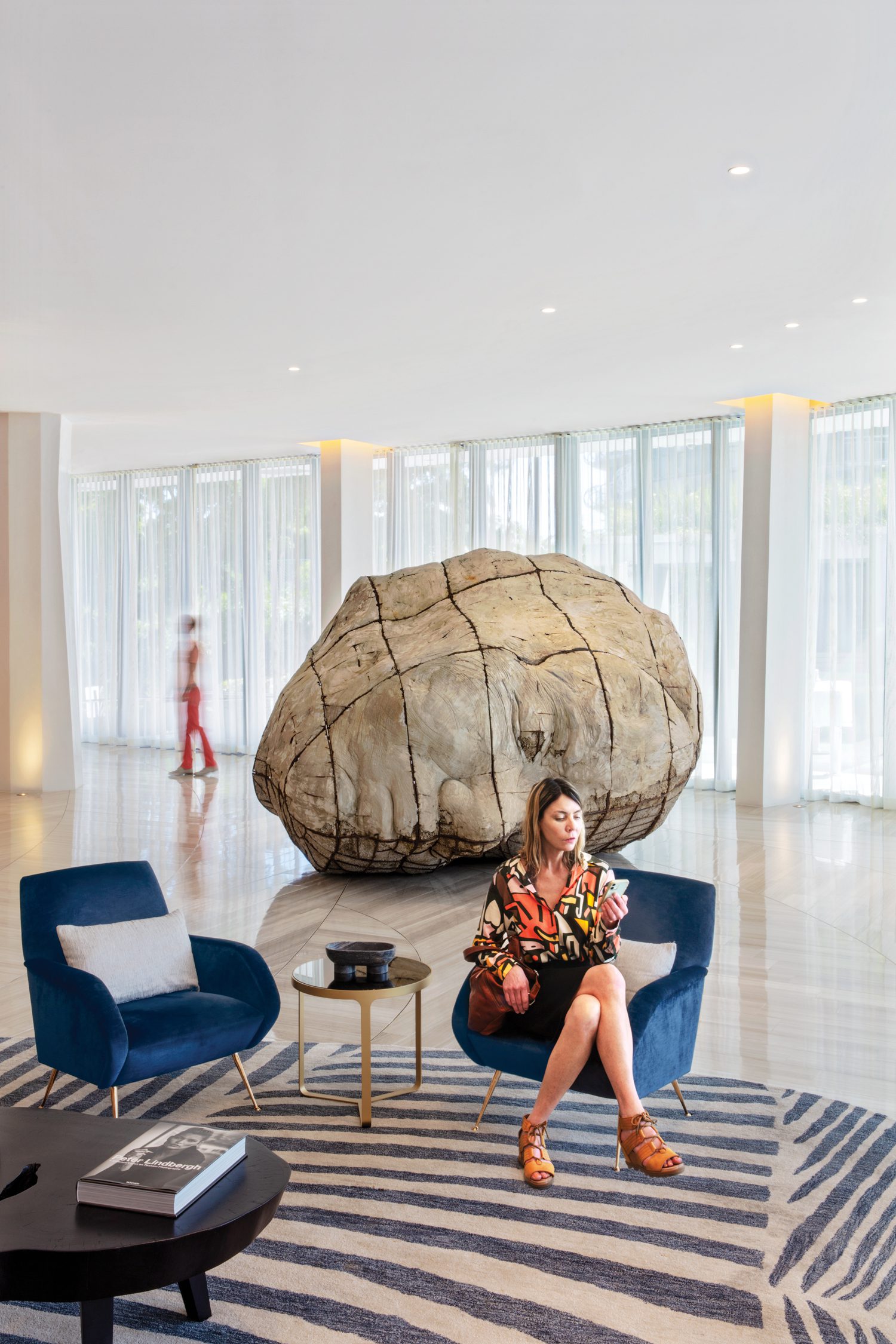 巨混凝土头由南非艺人Ledelle Moe雕像折叠组成