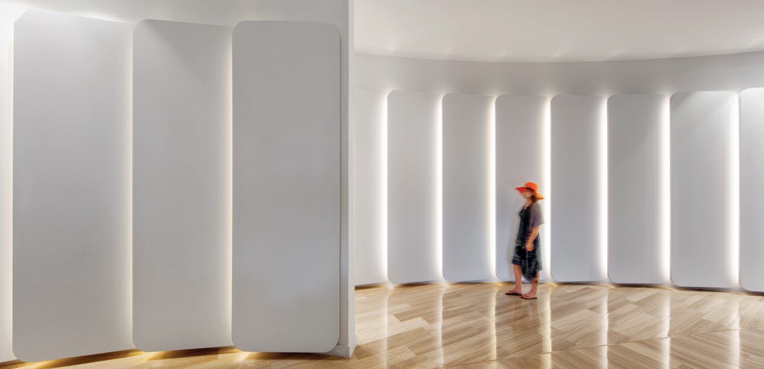 重叠反光板把大堂墙转换成发光阵列