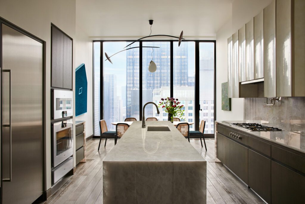 Jerome Pereira吹起玻璃灰和樱桃机挂在Matt Castilleja习惯固态裂缝白橡树餐桌上厨房定制柜子为白橡树城堡、顶顶楼和回波踏板结晶白石英和Gaggenau电机