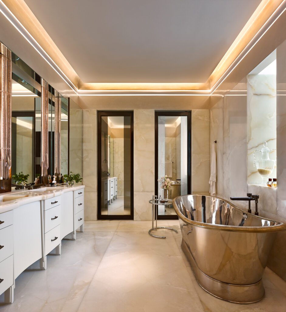 Studio Sofield设计由William Holland制作的自定义打滑式小便池,独家 Studio Sofield设计铜配件由PE手播盖林,坐初级卫生间墙内 和光热楼 静脉白洋葱