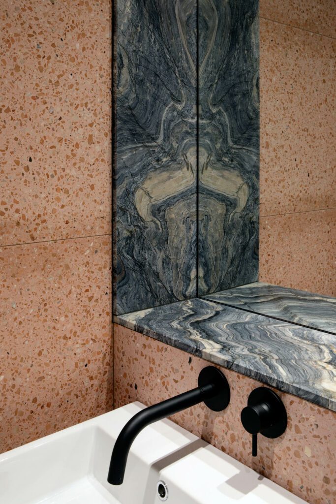 家庭卫生间素材不同调调色板辨别客房,该卫生间运动上与PVD相同的黄铜装饰和挂墙水槽