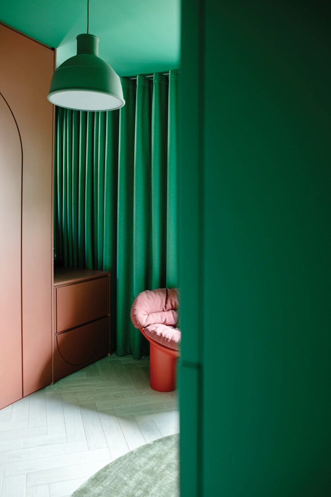 子室内由Faye Toogood制作的Roly聚用椅,画内嵌跳窗帘和表单U