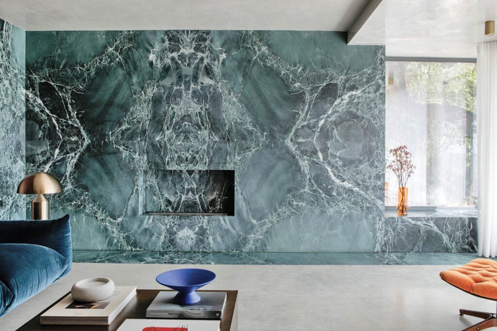 维德阿尔皮大理石隔开1940年爱尔兰科克住宅客厅壁炉,由金斯顿拉费蒂设计翻修