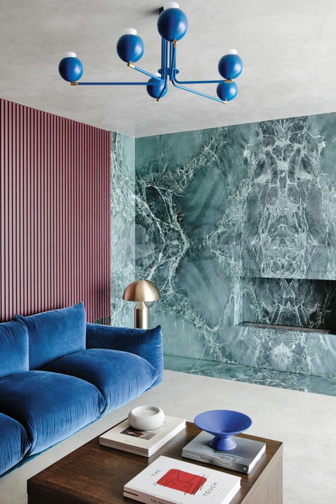 客厅照明包括Juanma Lizana画铁机和Vico Magistretti表灯地板打磨混凝土