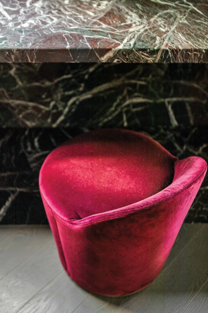 GamFratesi尾椅装上天鹅绒拉上Rosso Levanto虚构