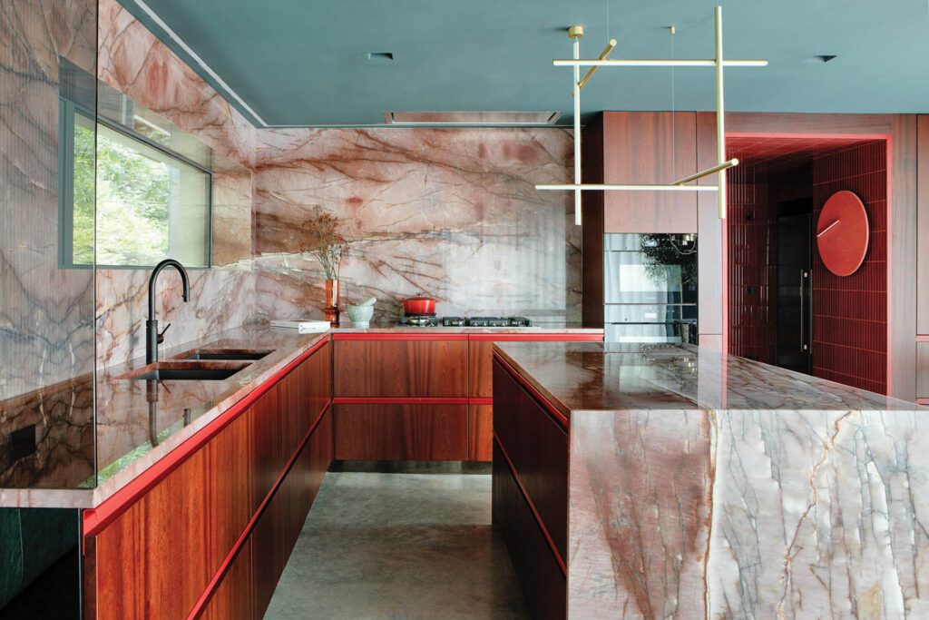 厨房小岛 反冲墙 和反顶板擦平石英 定制柜木和磨坊