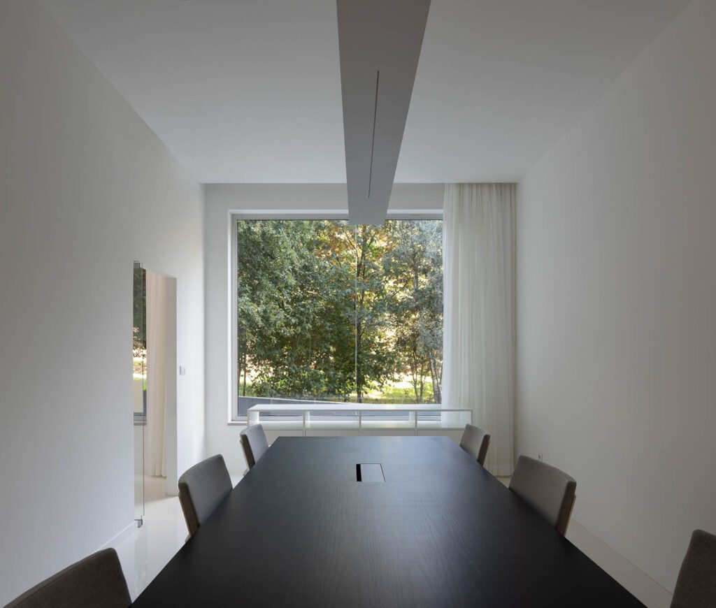 里维亚轮椅拉起定制会议表 由Climar定型照亮