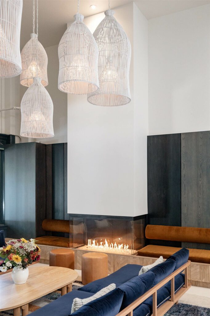 由法国Foret定制板块覆盖的两张内置长椅侧侧侧