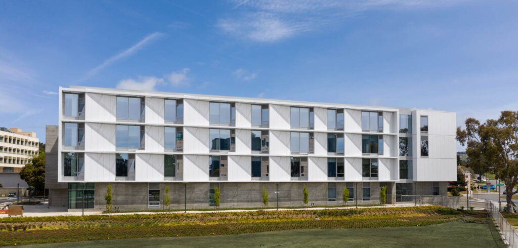 圣弗朗西斯科州立大学George和Judy Marcus大厅自由创用艺术馆,自由创用艺术学院广播电子通讯艺术部新院照片由Henrik Kam提供