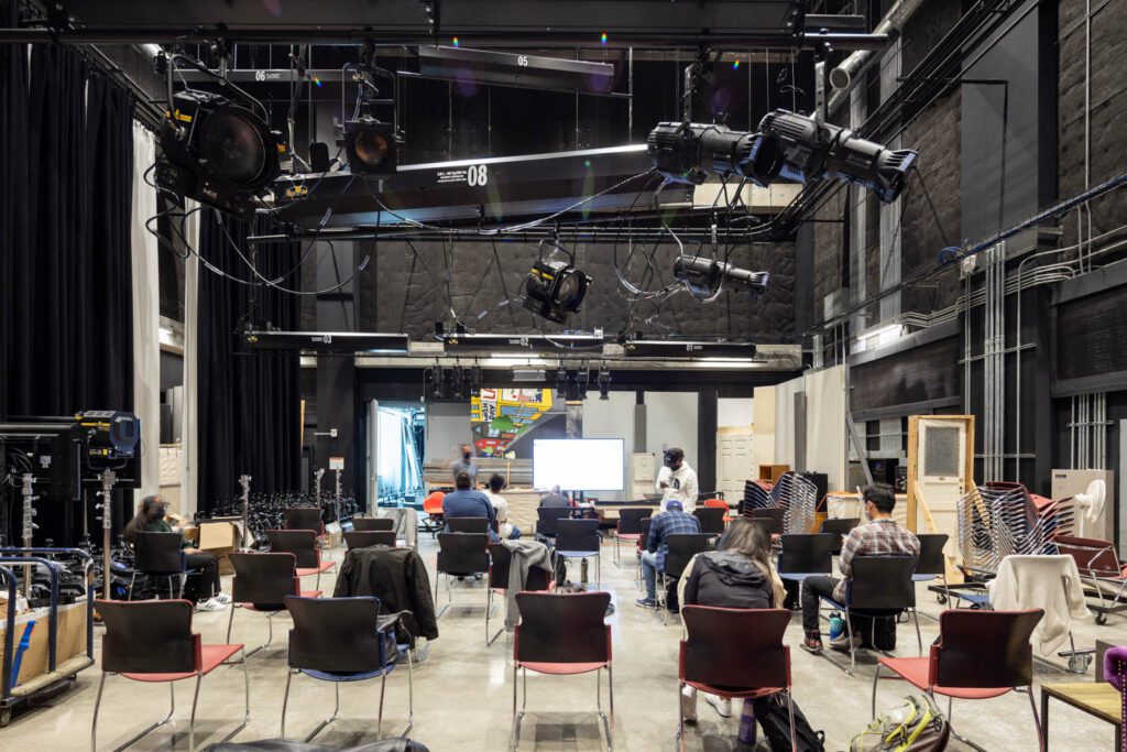 圣弗朗西斯科州立大学George和Judy Marcus大厅自由创用艺术馆,自由创用艺术学院广播电子通讯艺术部新院照片由Henrik Kam提供