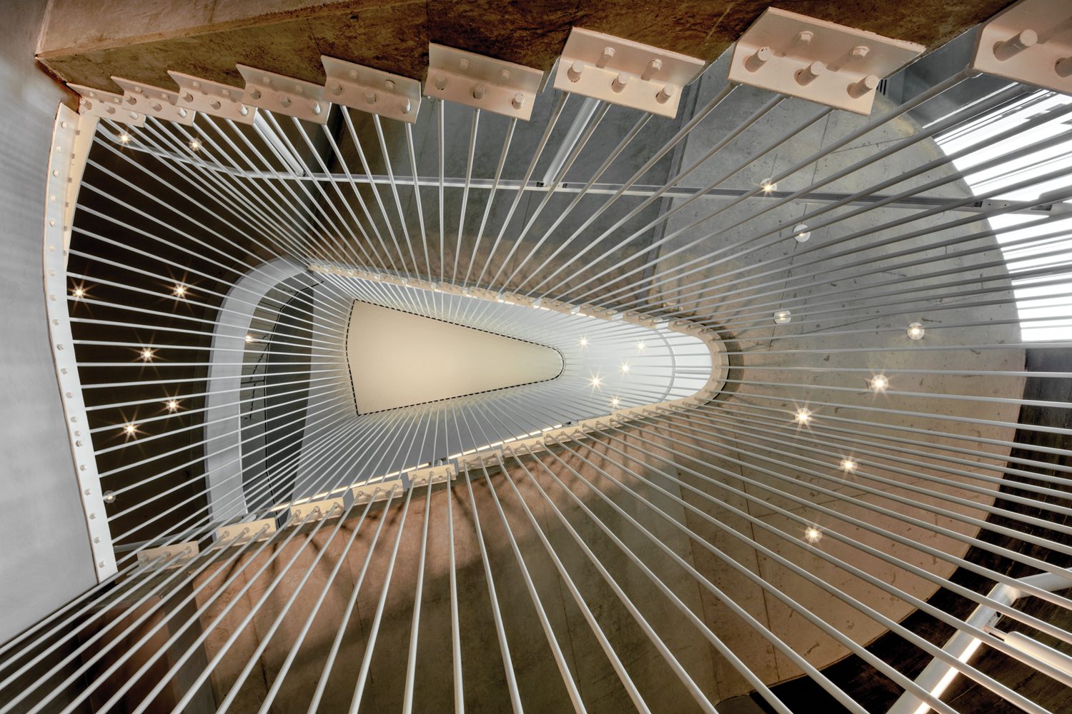 LED照亮AlilaMrea海滨度假村楼梯