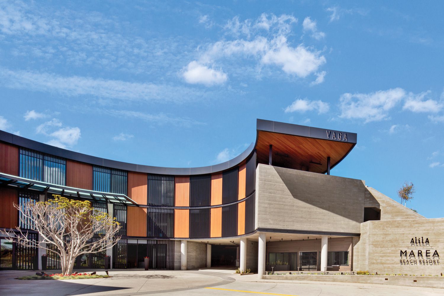 宾馆外观由棋盘混凝土和核桃色复合包扎