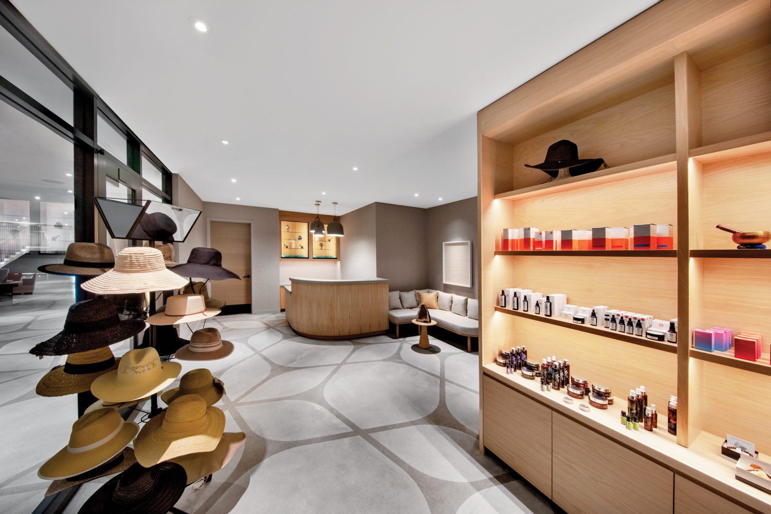 大厅内装有混凝土楼架