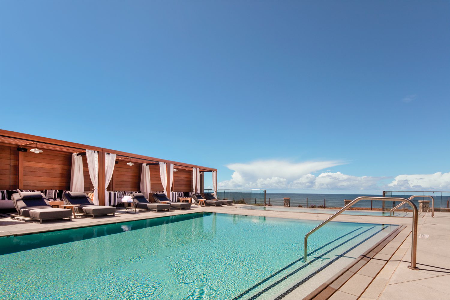 跟踪休息室线 泳池俯视海 在AlilaMrea海滩度假村