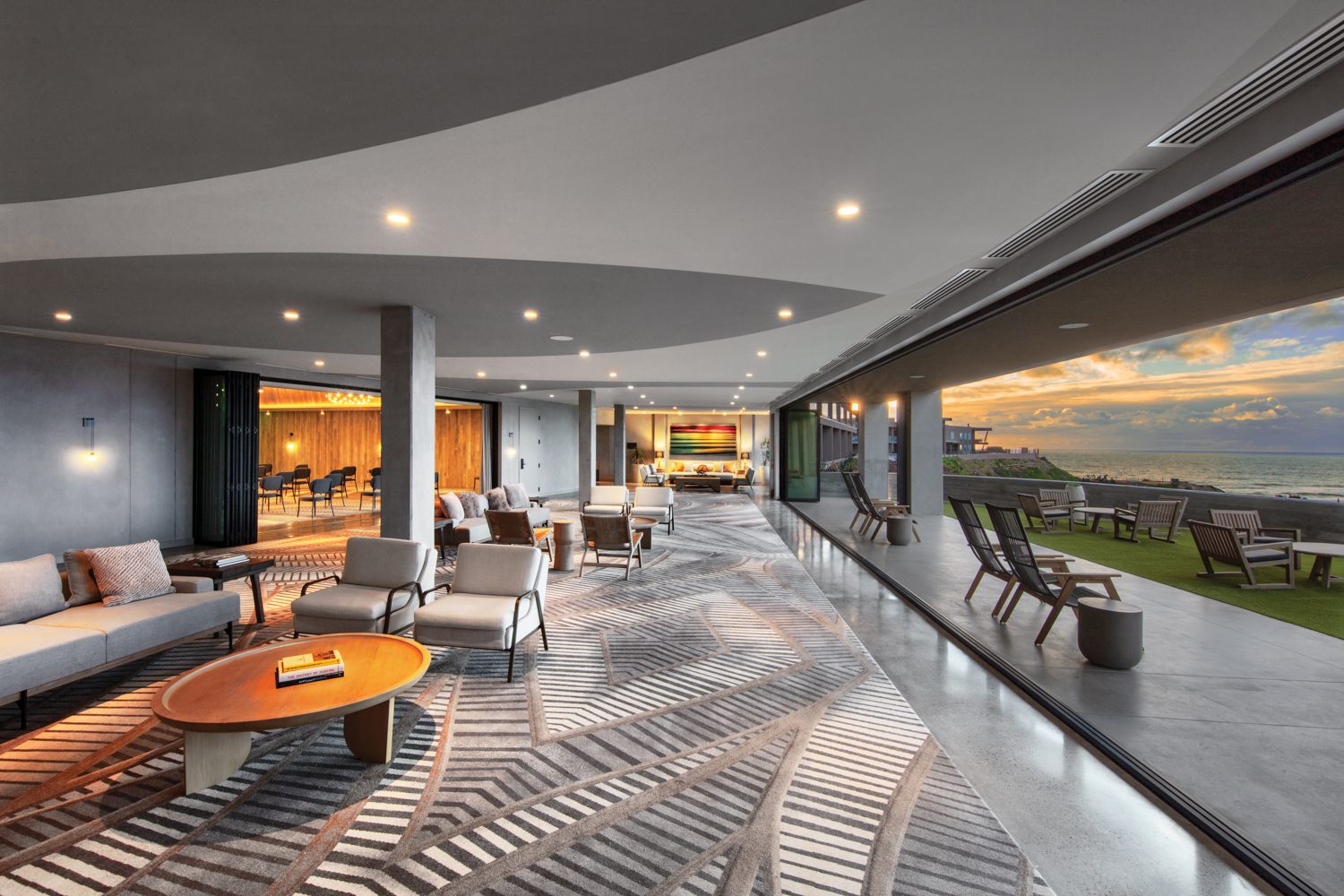 会议区向室外开放日落配有反映海藻模式的地毯