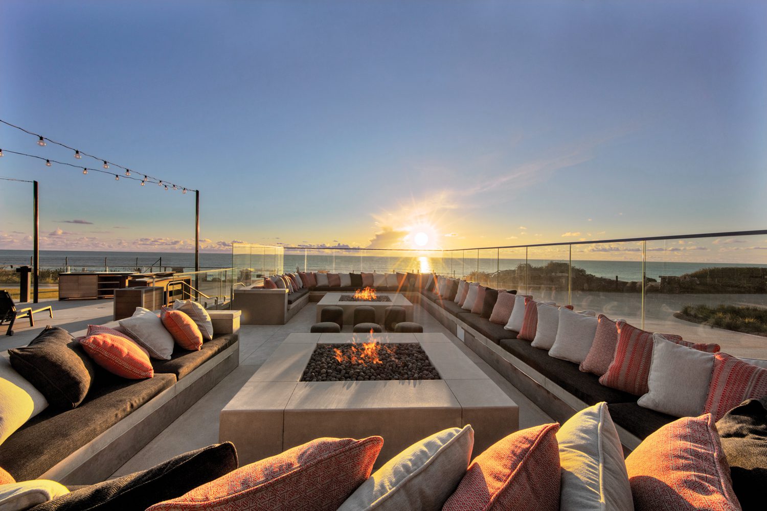 聚极环绕水泥火坑 日落时池旁