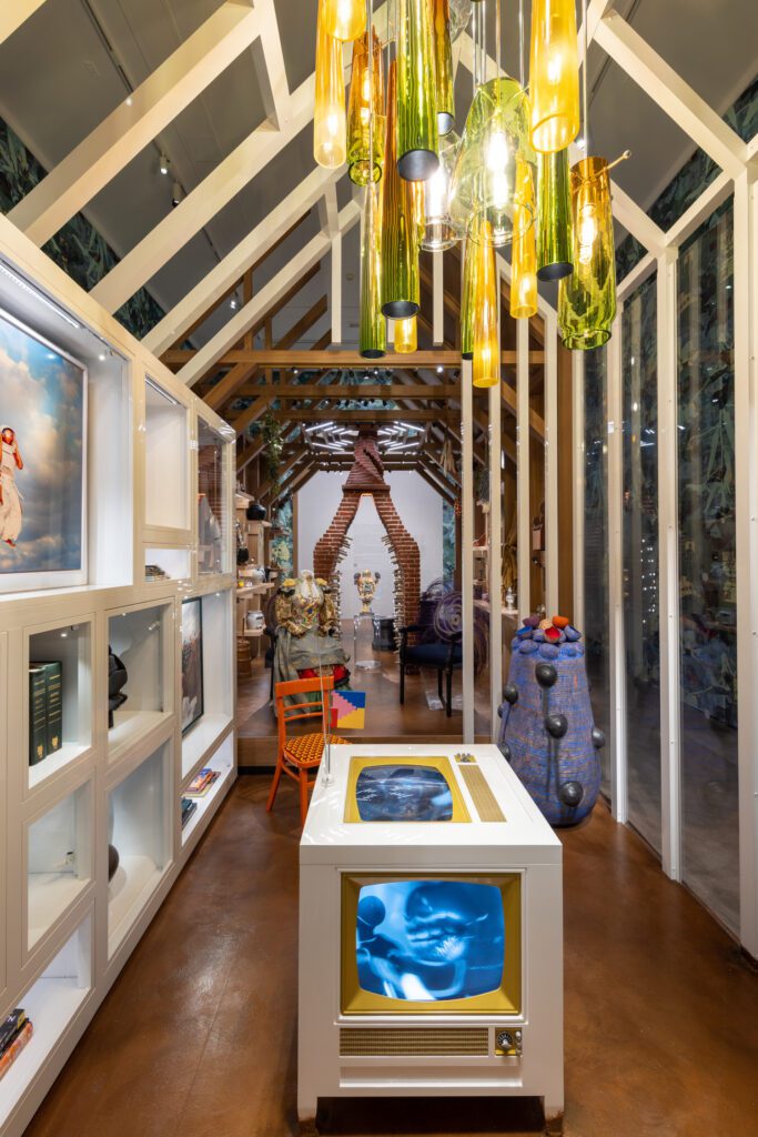 英式尼日利亚演播室Yinka IloriIya AtiOmo类轮椅工作木制画织物和大型蓝银式石器容器Magodi-Nexolo由南非陶瓷家Zizipho Poswa侧面JennNkiruTBDmp4存档