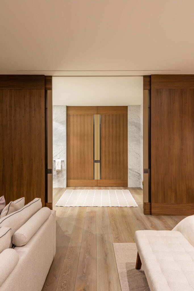 滑动门是全家的一个突出特征,闭锁或扫荡视图时提供隐私