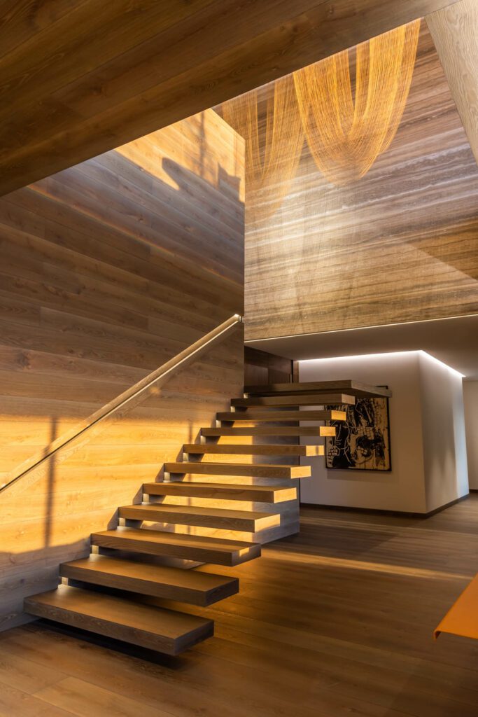 楼梯手上方安装 基地设在墨西哥的波兰艺人Xawery Wolski