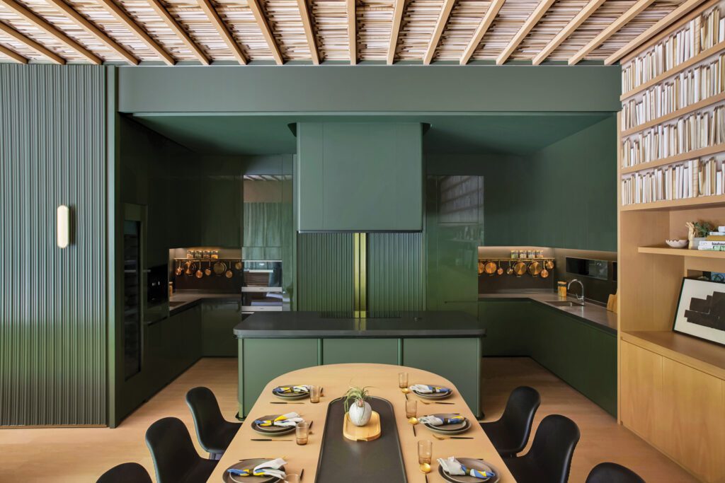 餐区定制表由HeeWelling轮椅包围 邻接康乐楼公共厨房