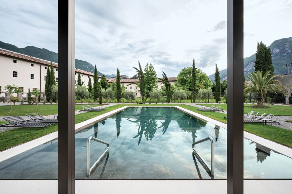 平面游泳池位于几何式意大利式花园中心,园中原有但经过重新设计