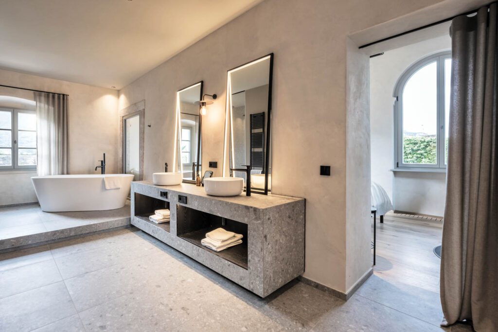 套房内陶瓷瓦覆盖卫生间地板和虚荣