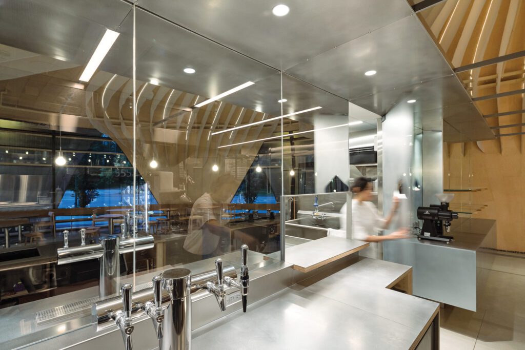 全厨房仅部分可见 多亏反射部分 项目中央玻璃组件