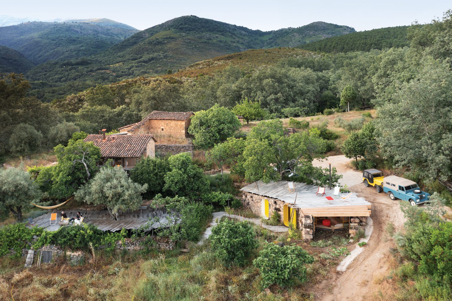 西班牙Caceres省12acre前农场上,四座现有楼和新建黄门客房组成SelgasCano共同创建者周末院