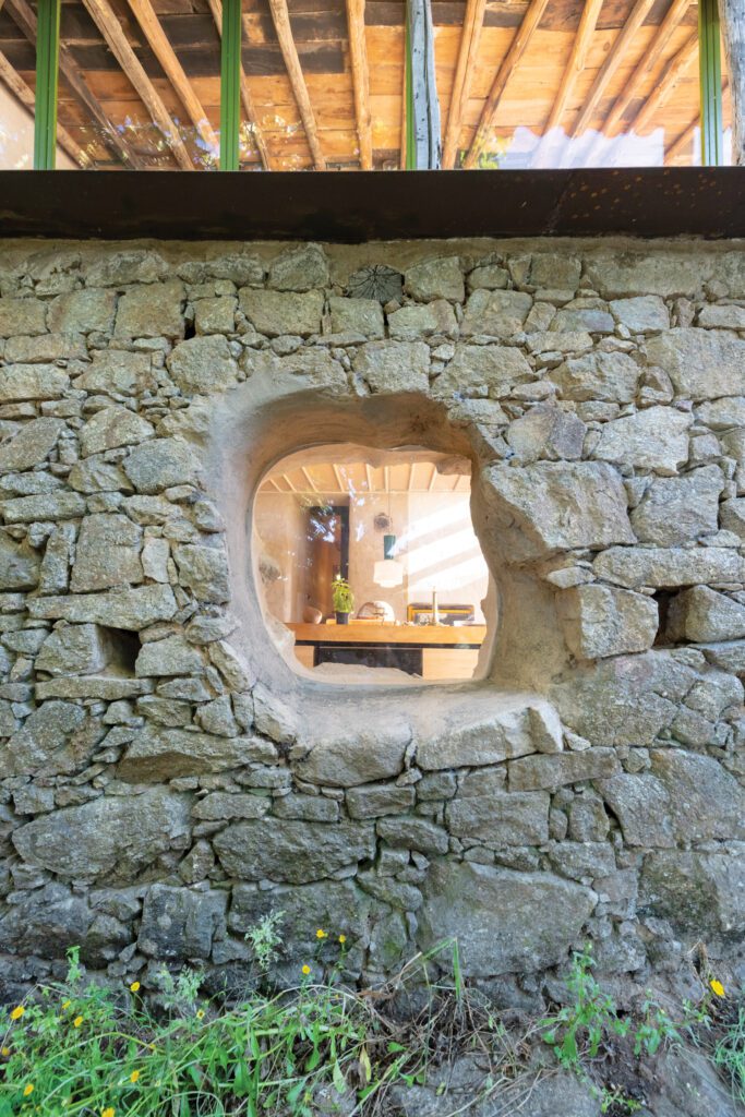 楼下 厨房柜台后石墙 由Selgas和Cano手工开窗