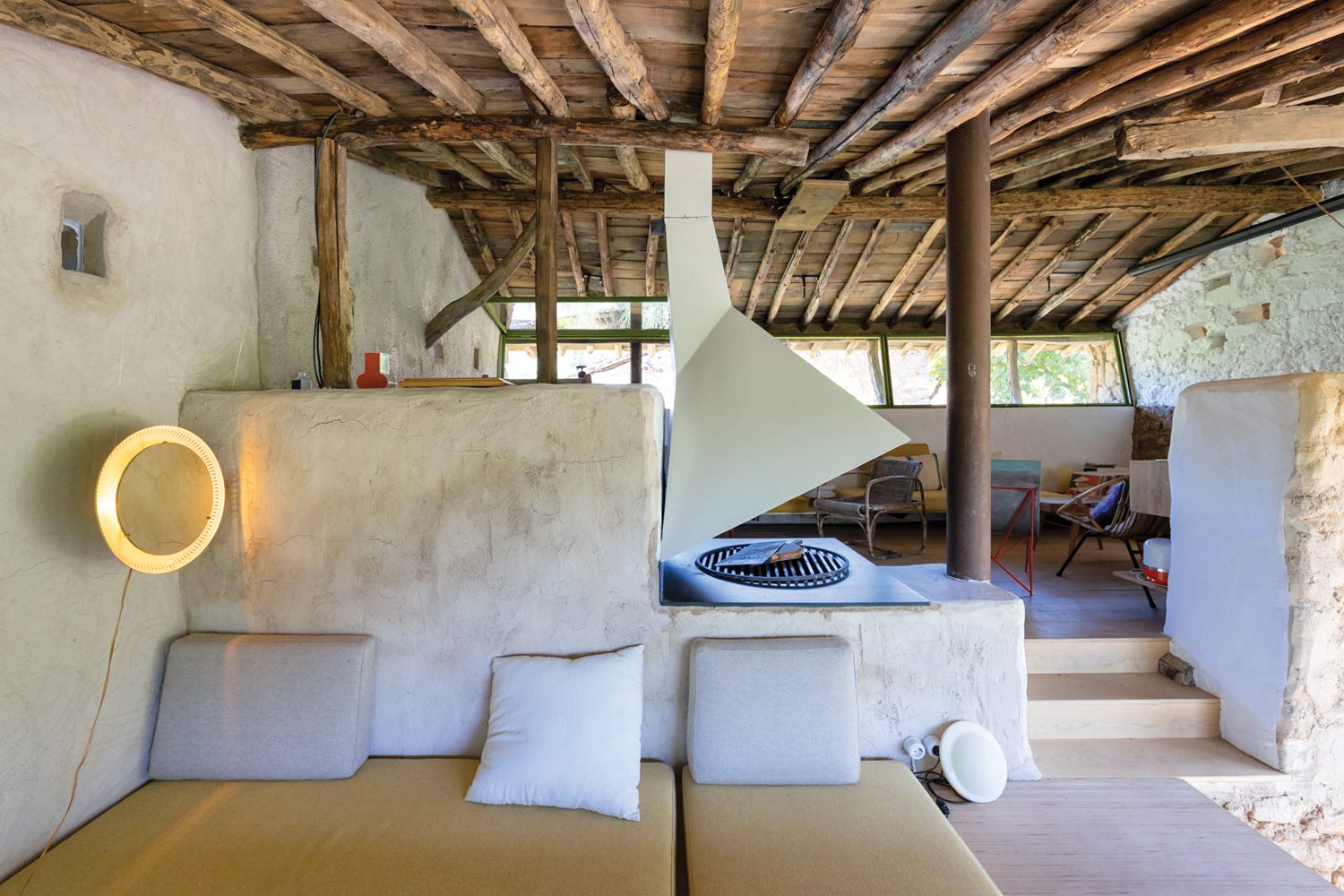 夫妇还设计悬起金属壁炉分割生活区和餐厅