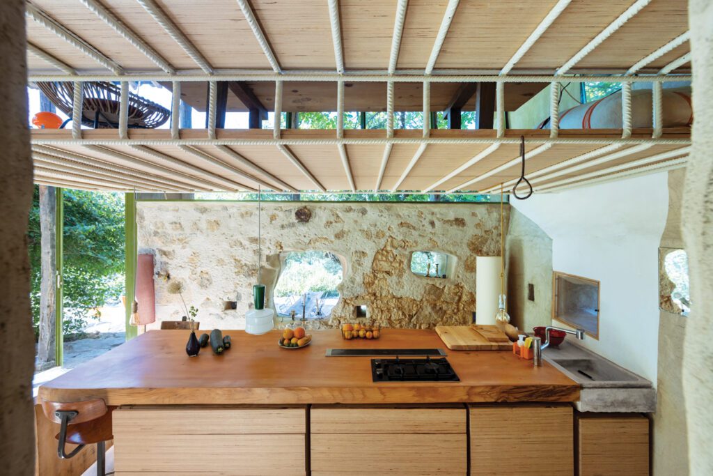 上层厨房配有雪茄顶板,即餐区,并配有rebr结构支持