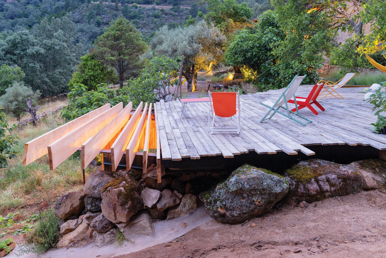 客房楼顶是一个装有老式甲板椅的栗子平台