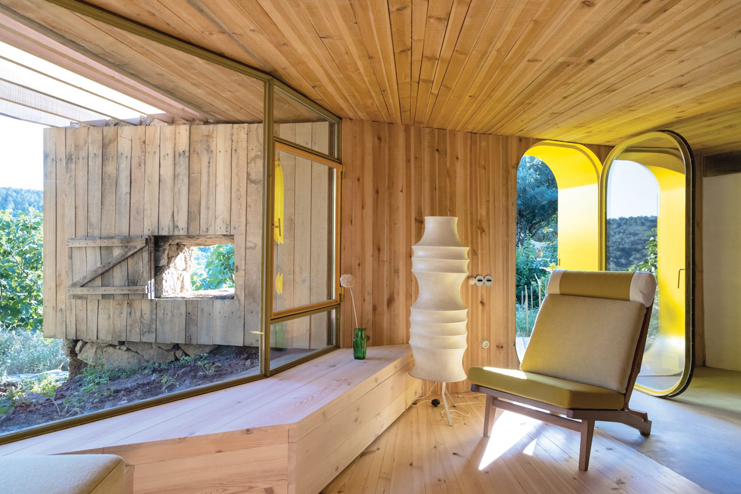 客房长墙完全开通 汉斯韦格纳AP71座机旁有意大利名牌灯