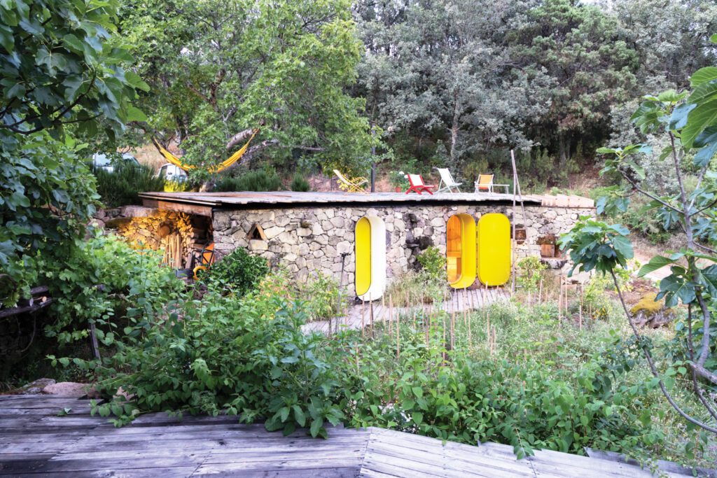 外表从现存石墙开始黄钢门之一通向存储