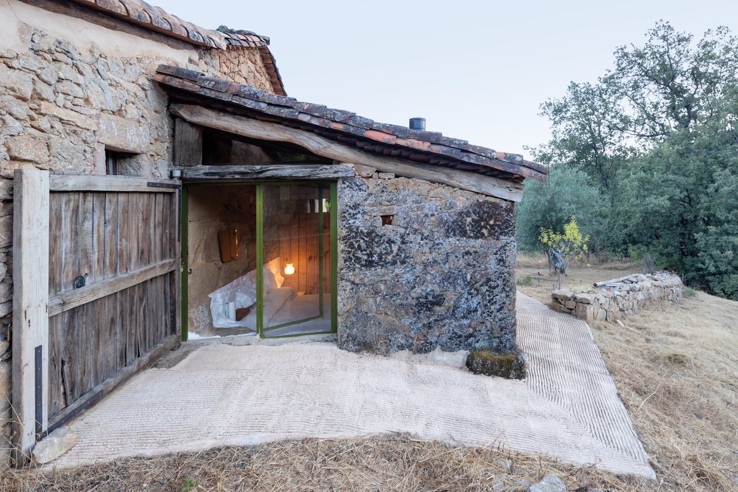 前马厩通过原木门进入,现为两个客房之一